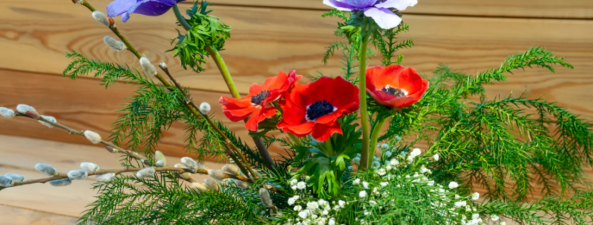 Ikebana ist eine japanische Kunstform, bei der natürliche Materialien und Blumen in einem Arrangement kombiniert werden. Die Zweige, Blätter oder Blütenblätter werden miteinander kombiniert, um das perfekte Gleichgewicht von Farbe, Form und Textur für jeden Raum zu Hause zu schaffen.